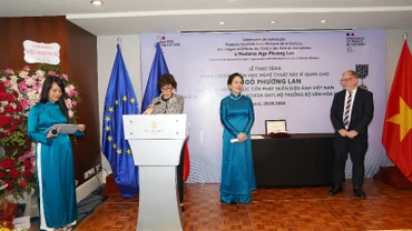 Quang cảnh Lễ trao tặng Huân chương Văn học Nghệ thuật bậc Sĩ quan của Pháp cho Tiến sĩ Ngô Phương Lan.