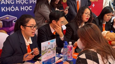 Học sinh tìm hiểu thông tin ngành học tại Ngày hội tư vấn tuyển sinh. (Ảnh: THUÝ QUỲNH)