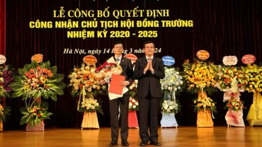 Thứ trưởng Giáo dục và Đào tạo Nguyễn Văn Phúc trao Quyết định bổ nhiệm Chủ tịch Hội đồng trường tới PGS, TS Nguyễn Văn Hiền. (Thanh Tùng)