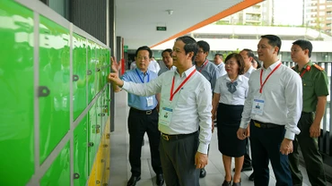Bộ trưởng Nguyễn Kim Sơn kiểm tra điểm thi đặt tại Trường trung học cơ sở Nguyễn Duy Hưng (Hà Nội).