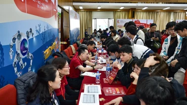 Các thầy giáo, cô giáo Đại học Bách khoa Hà Nội tư vấn tuyển sinh-hướng nghiệp cho học sinh. 