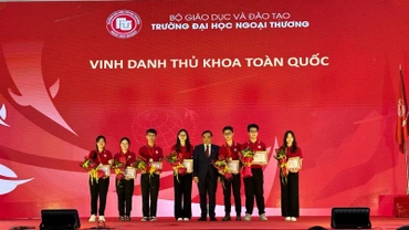 Hiệu trưởng Trường đại học Ngoại thương PGS, TS Bùi Anh Tuấn trao Giấy khen và Huy hiệu cho các thủ khoa toàn quốc trở thành tân sinh viên của trường năm 2023.