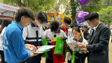 Học sinh tìm hiểu thông tin xét tuyển đại học tại Ngày hội tư vấn tuyển sinh-hướng nghiệp 2024.