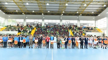 Ban tổ chức trao cờ lưu niệm cho 14 đội tham dự thi đấu