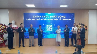 Các đại biểu phát động cuộc thi " Thiết kế bài giảng điện tử tiếng Anh". 