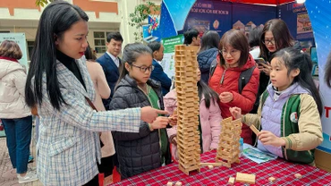 Giáo viên và học sinh trải nghiệm các hoạt động tại ngày hội. 