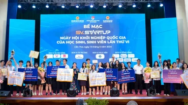 Trao thưởng các dự án đạt giải Nhất cuộc thi "Học sinh, sinh viên với ý tưởng khởi nghiệp" năm 2024. (Ảnh: MINH THU)