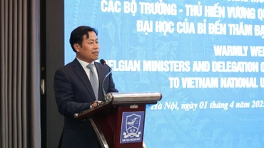 Giám đốc Đại học Quốc gia Hà Nội Lê Quân phát biểu ý kiến tại hội thảo. 