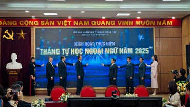 Đại diện Bộ Giáo dục và Đào tạo, Sở Giáo dục và Đào tạo Hà Nội cùng các đơn vị, nhà trường kích hoạt Tháng tự học ngoại ngữ năm 2025.