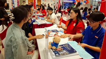 Học sinh tìm hiểu thông tin tại Đại học Kinh tế Quốc dân. (Ảnh: THÚY QUỲNH)