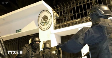 Cảnh sát đặc nhiệm Ecuador bất ngờ đột nhập Đại sứ quán Mexico tại thủ đô Quito để bắt giữ cựu Phó Tổng thống Jorge Glas, ngày 5/4/2024. (Ảnh: AFP/TTXVN)