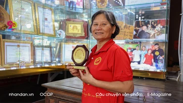 Chuyện cô công chức 50 năm đam mê bên bếp củi, gìn giữ hương vị kẹo cu đơ Hà Tĩnh