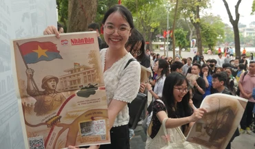 Niềm vui của những độc giả đầu tiên nhận được phụ san sáng 26/4.