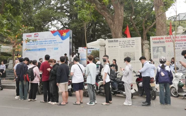 Dòng người xếp hàng tham quan triển lãm tương tác tại Báo Nhân Dân.