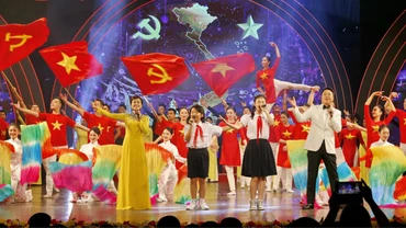 Một tiết mục nghệ thuật trong chương trình giao lưu nghệ thuật: "Mãi mãi niềm tin theo Đảng". Ảnh: tapchicongsan.org.vn.
