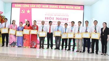 Đại diện các gia đình văn hóa tiêu biểu nhận giấy khen tại buổi họp mặt.