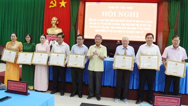 Đại diện tập thể có thành tích xuất sắc trong công tác giáo dục và đào tạo nhận Bằng khen của Ủy ban nhân dân tỉnh Trà Vinh.