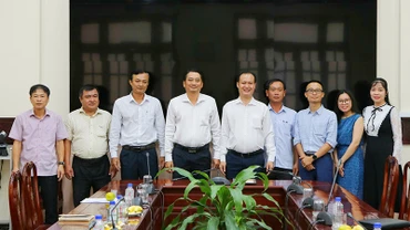 Đại diện Tập đoàn Nuriflex chụp ảnh lưu niệm cùng lãnh đạo Ủy ban nhân dân tỉnh Trà Vinh.
