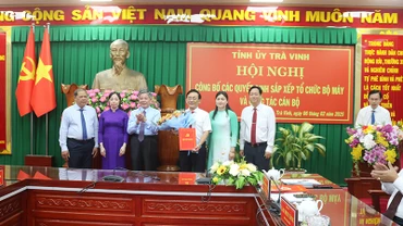 Các đồng chí lãnh đạo Ban Tuyên giáo và Dân vận Tỉnh ủy nhận quyết định của Tỉnh ủy Trà Vinh.