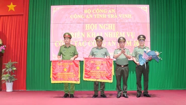 Đại diện các đơn vị dẫn đầu phong trào thi đua "Vì an ninh Tổ quốc" cấp cơ sở nhận Cờ thi đua của Bộ Công an.