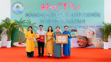 Đại diện lãnh đạo Ủy ban nhân dân huyện Cầu Kè nhận Bằng xác lập kỷ lục Việt Nam.