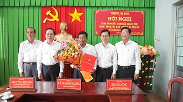 Đồng chí Kim Rương nhận các quyết định của Ban Bí thư Trung ương Đảng, Ban Thường vụ Tỉnh ủy Trà Vinh.