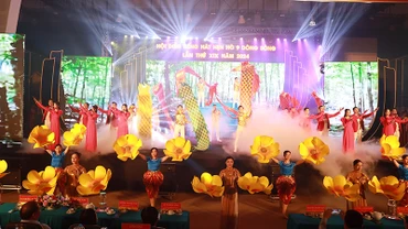 Tiết mục tốp ca múa tại hội diễn "Tiếng hát hẹn hò 9 dòng sông". 
