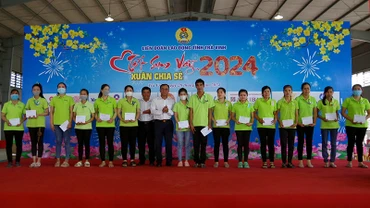 Công nhân, lao động có hoàn cảnh khó khăn nhận quà Tết.