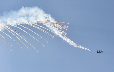 Khoảnh khắc Su-30MK2 thả đạn nhiễu trên bầu trời Thành phố Hồ Chí Minh