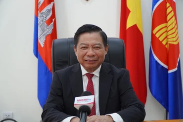 Đại sứ Việt Nam tại Campuchia Nguyễn Huy Tăng trả lời phỏng vấn.