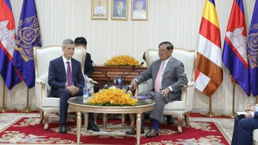 Đại sứ Nguyễn Minh Vũ (trái) chào xã giao Samdech Sar Kheng, Phó Chủ tịch CPP. (Ảnh: AKP)