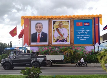 Ảnh chân dung Tổng Bí thư Tô Lâm và Quốc vương Preah Bat Samdech Preah Boromneath Norodom Sihamoni trên một đường phố ở Thủ đô Phnom Penh. (Ảnh NGUYỄN HIỆP) 