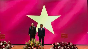 Hình ảnh quốc kỳ Việt Nam tạo ấn tượng mạnh mẽ đối với đại biểu tham dự lễ kỷ niệm.