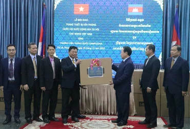 Đại sứ Nguyễn Huy Tăng bàn giao trang thiết bị văn phòng cho Tổng Thư ký Thượng viện Campuchia Oum Sarith.