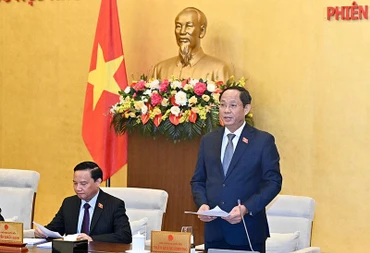 Phó Chủ tịch Quốc hội Trần Quang Phương điều hành nội dung phiên họp.