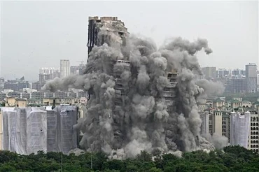 Vụ phá dỡ tháp đôi cao 100m xây dựng trái phép ở Noida, ngoại ô New Delhi (Ấn Độ), ngày 28/8/2022. (Ảnh: AFP/TTXVN)
