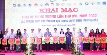 Đồng chí Vừ A Bằng, Phó Chủ tịch Ủy ban nhân dân tỉnh Điện Biên, trao cờ lưu niệm tặng các đoàn dự Trại hè.