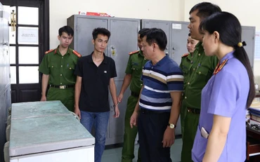 Công an tỉnh Hà Nam bắt giữ đối tượng Giang về tội bạo hành bé trai 3 tuổi.