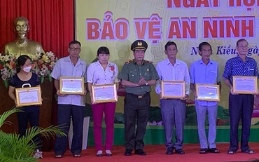 Lãnh đạo Công an thành phố Cần Thơ tặng giấy khen cho tập thể có nhiều đóng góp trong phong trào toàn dân bảo vệ an ninh Tổ quốc.