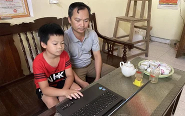Gia đình anh Đinh Công Nguyên, xã Dương Phong, huyện Bạch Thông đã mua được máy tính cho con trai học thông qua vốn vay Ngân hàng Chính sách xã hội. 