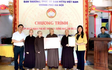 Mặt trận Tổ quốc thành phố Hà Nội tiếp nhận kinh phí hỗ trợ xây dựng 12 nhà "Đại đoàn kết".