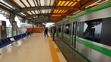 Sử dụng phương tiện vận tải hành khách công cộng bằng tàu điện góp phần giảm thiểu ô nhiễm môi trường. Ảnh | MẠNH TRƯỜNG 