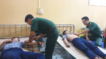 Bác sĩ quân y khám bệnh cho chiến sĩ ở đảo Trường Sa Đông.