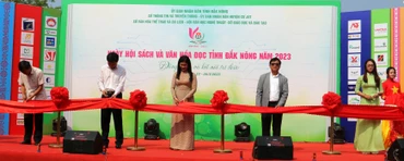 Các đại biểu tham dự cắt băng khai mạc Ngày hội Sách và Văn hóa đọc tỉnh Đắk Nông năm 2023.