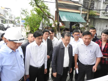 Bí thư Thành ủy Đà Nẵng Nguyễn Văn Quảng nghe báo cáo tiến độ thực hiện việc cải tạo đường có mặt cắt quá nhỏ.