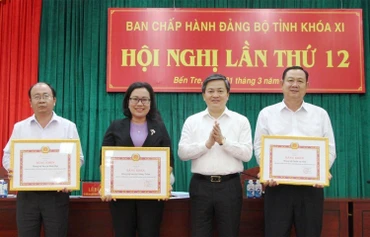 Ban Thường vụ Tỉnh ủy Bến Tre khen thưởng 3 Đảng bộ hoàn thành xuất sắc nhiệm vụ năm 2022.