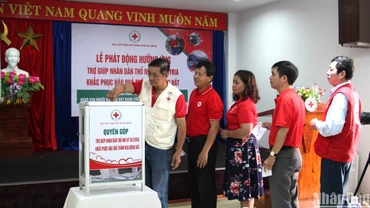 Hội viên Hội Chữ thập đỏ các cấp quyên góp, ủng hộ.