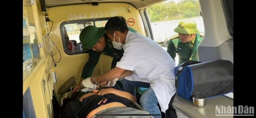 Quân y Bộ đội Biên phòng Roòn sơ cứu ban đầu và chuyển ngư dân bị tai nạn đi cấp cứu.