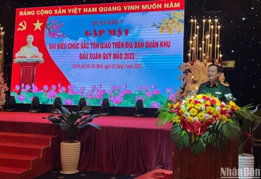 Trung tướng Trần Hoài Trung, Bí thư Đảng ủy, Chính ủy Quân khu 7 phát biểu tại buổi gặp mặt.