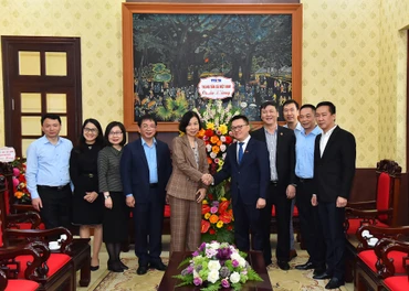 Đoàn đại biểu Thông tấn xã Việt Nam do đồng chí Vũ Việt Trang, Tổng Giám đốc Thông tấn xã Việt Nam dẫn đầu thăm, chúc mừng nhân dịp kỷ niệm 72 năm Ngày Báo Nhân Dân ra số đầu.